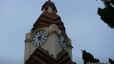 烟台滨海广场钟楼钟表塔楼时间流逝指针转动