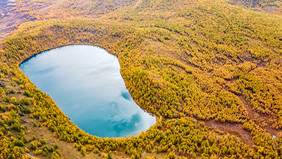 航拍阿尔山驼峰天池全景