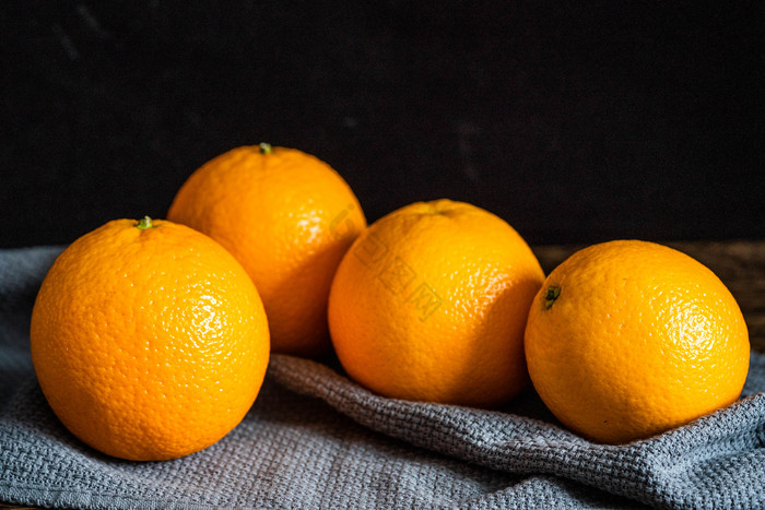 灰色桌布上的新鲜橙子图片