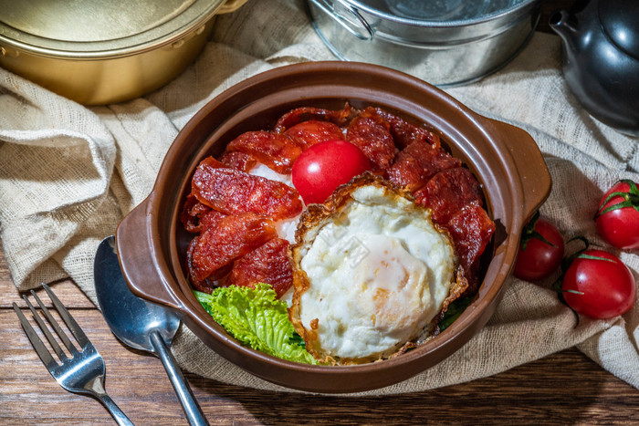 煲仔饭腊肠煎蛋美食图片