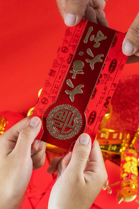 双手递红包的人