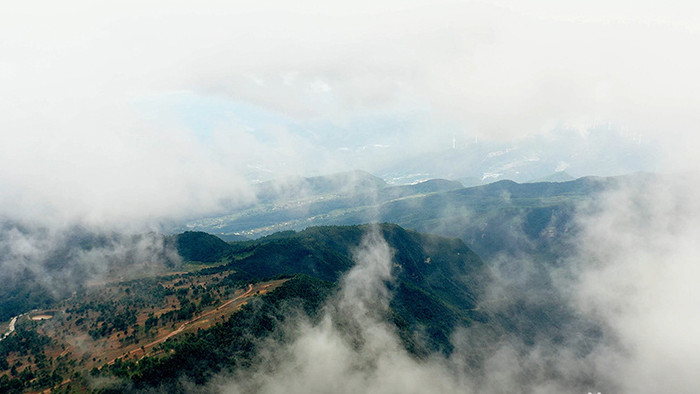 4K航拍四川米仓山脉云雾缭绕大山森林