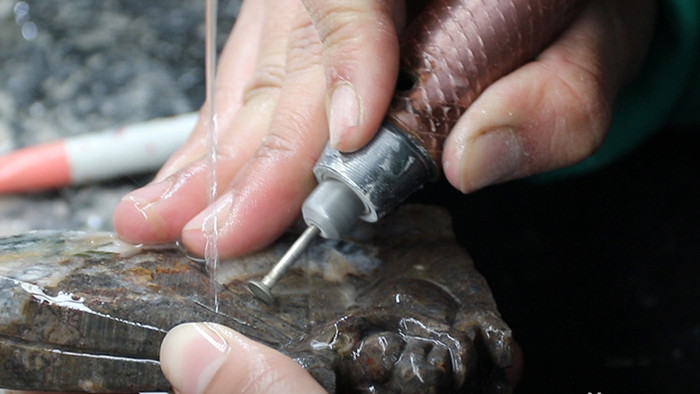 实拍工人工艺品雕刻水晶原石雕刻