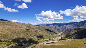 西藏高原壮观的高山山脉