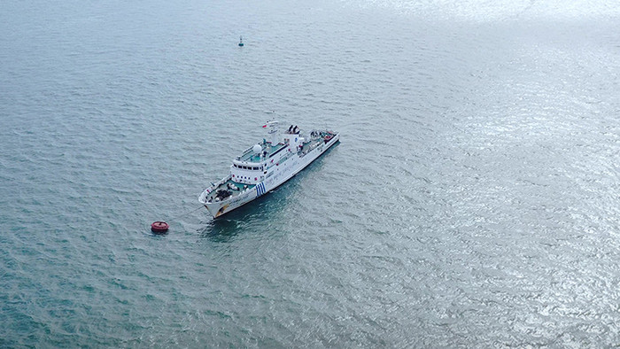 4K实拍航行在海面上的货船视频素材