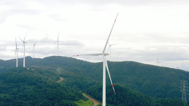 4K实拍大山里的风力发电机视频素材