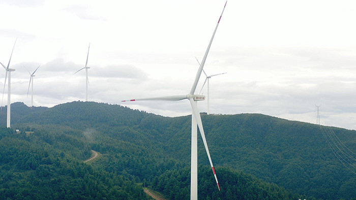 4K实拍大山里的风力发电机视频素材