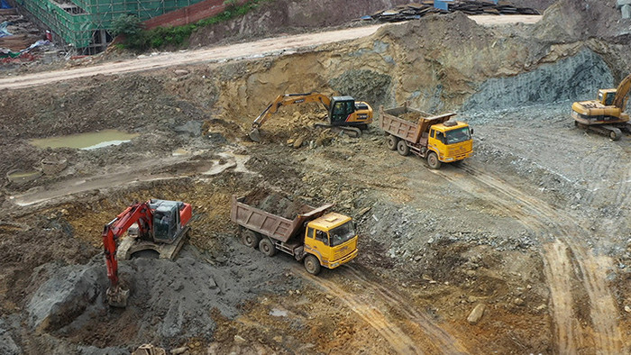 航拍建筑工地挖掘机渣土车作业过程