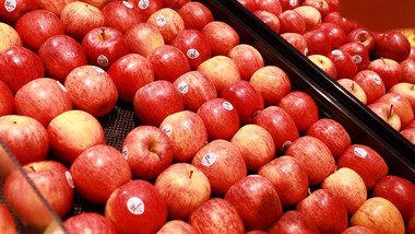 实拍超市摆放整齐的水果苹果梨猕猴桃