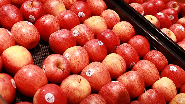 实拍超市摆放整齐的水果苹果梨猕猴桃