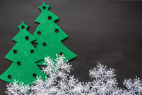 圣诞树和雪花装饰品