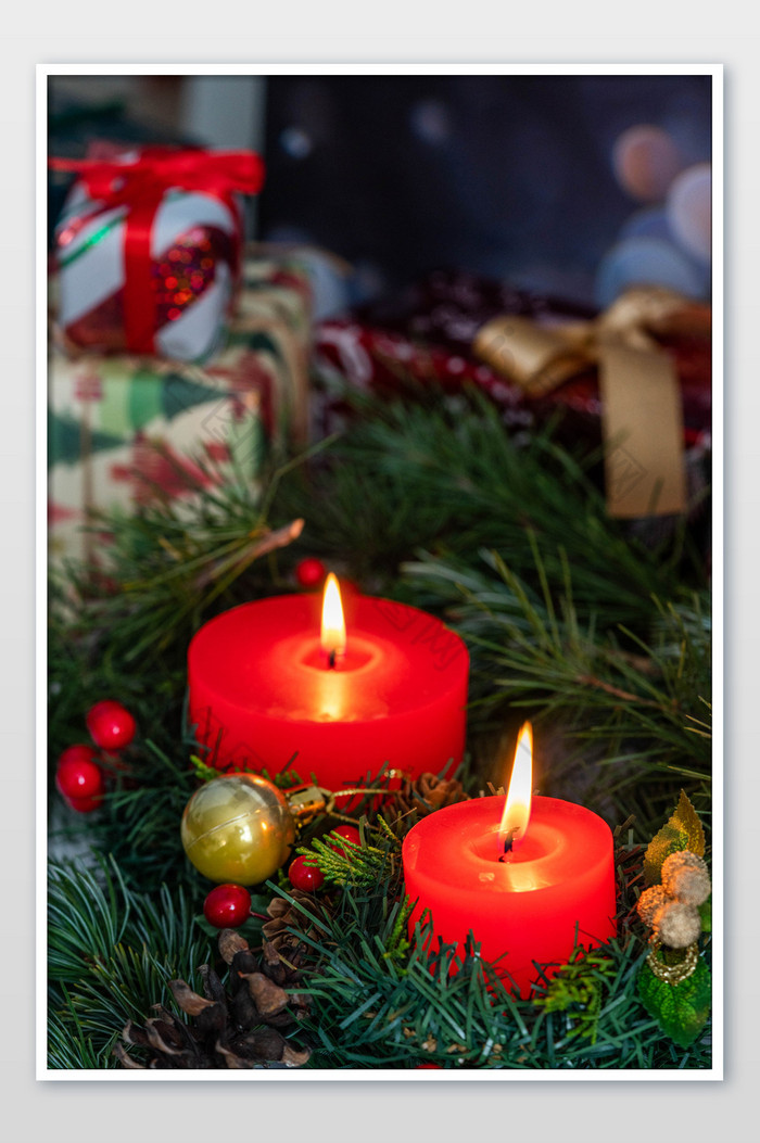 圣诞节蜡烛和圣诞球图片图片