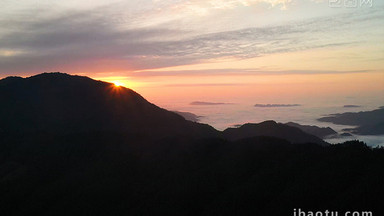 大气航拍清晨朝阳高山云海日出