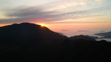 大气航拍清晨朝阳高山云海日出