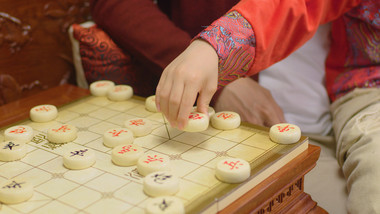 4k爸爸教儿子下象棋实拍