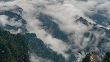 震撼大气张家界天门山游步道俯瞰索道云海延