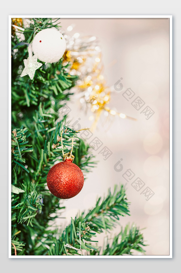圣诞树圣诞球圣诞海报摄影图