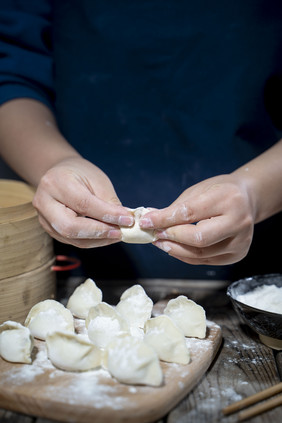 美食手工饺子制作摄影图片