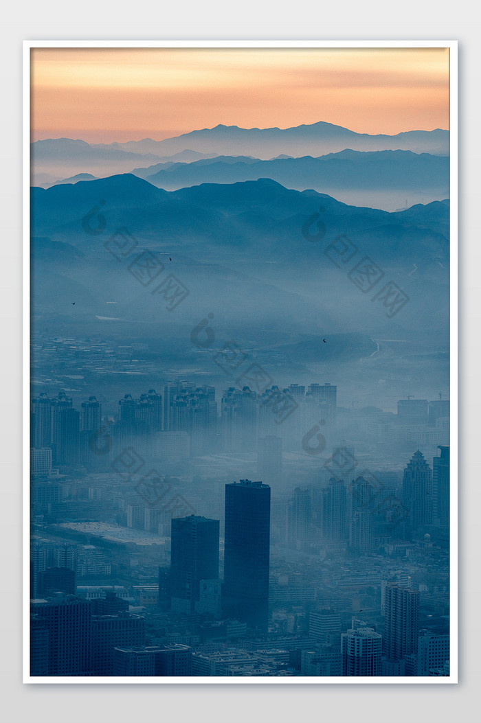 大气甘肃兰州晨雾中的城市图片图片