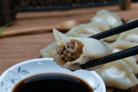 筷子夹水饺油碟醋