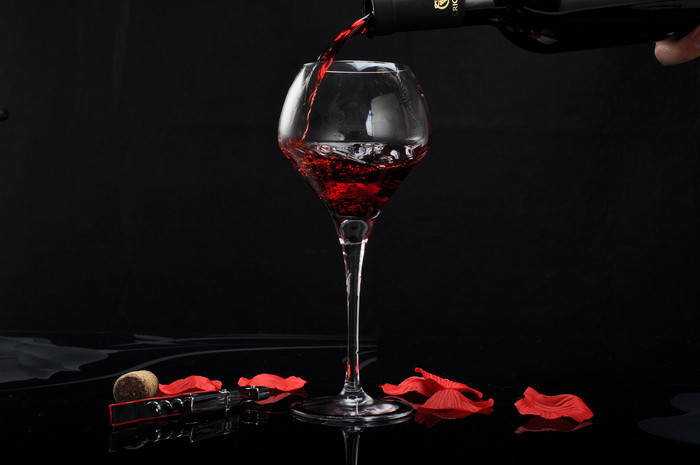红葡萄酒杯花瓣倒酒图片