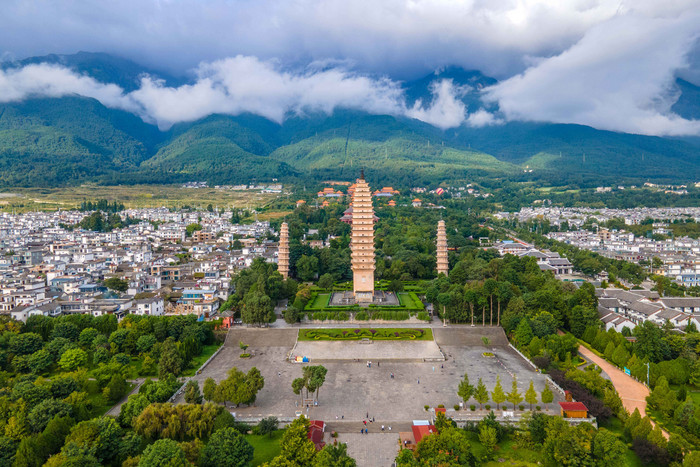 云南大理地标的三塔公园建筑的摄影图片