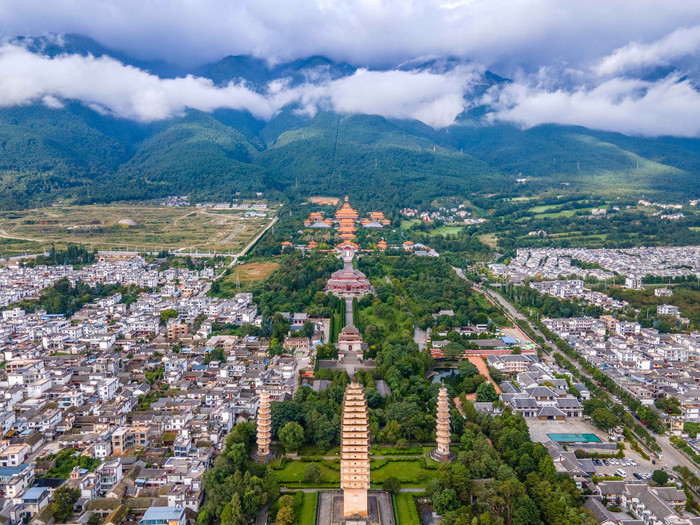 云南大理地标三塔公园建筑的摄影图片