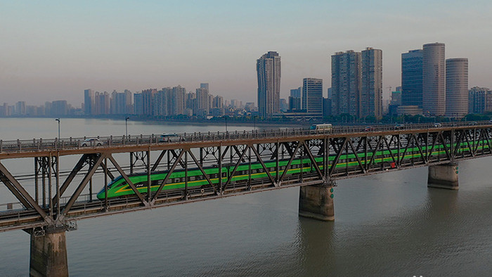 杭州市钱塘江大桥双层大桥高铁疾驰而过航拍