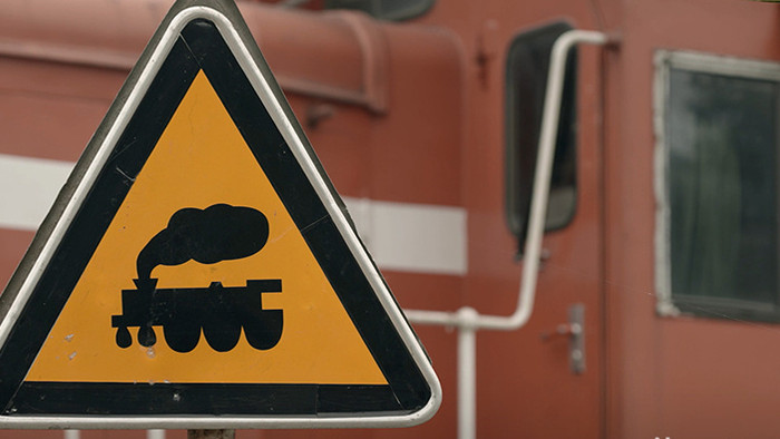 火车铁路通道处警示牌标语实拍