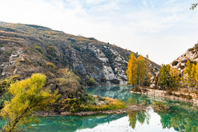 大自然湖水山坡风景