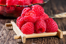 红色树莓莓子摄影图