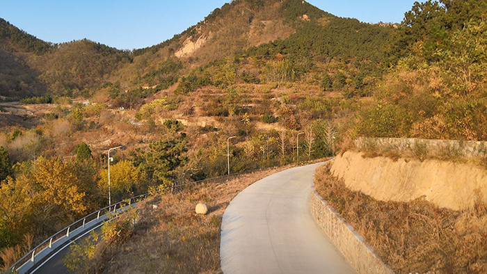 4K航拍秋季百果山山区山路实拍视频宣传片