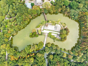 俯拍广西桂林山中天然圆形小湖摄影图片