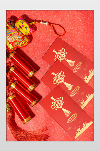 喜庆新年桌面上的中国结红包样机图片