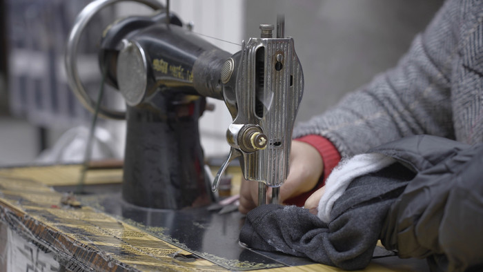 缝纫机缝补衣物实拍