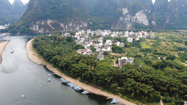 航拍桂林沿江小镇