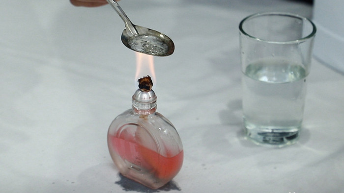 实拍老师做化学实验燃烧实验