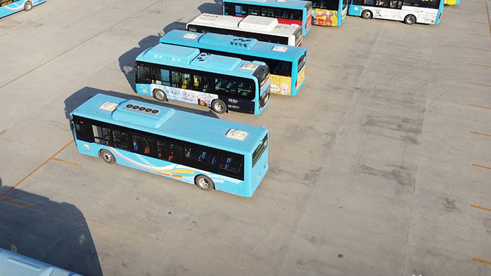 航拍新能源公交车