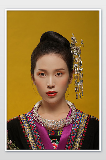 少数民族苗族女性面部肖像特写