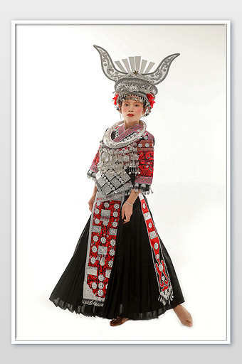 少数民族苗族牯姑娘舞动裙摆