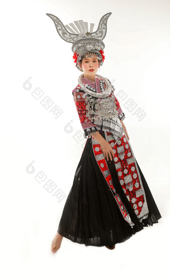 少数民族苗族姑娘挥动裙摆