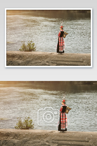 背着背篓的苗族姑娘在河边