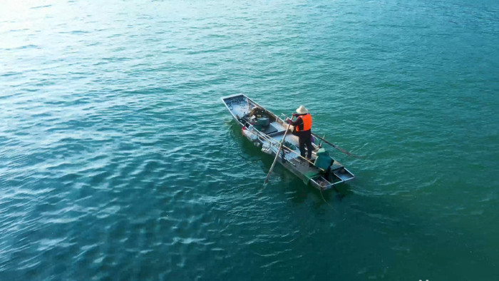 4K航拍长江渔民向前划船实拍视频