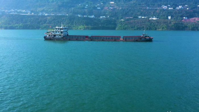 4K航拍长江轮船货船行驶实拍视频素材