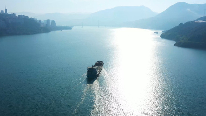 4K航拍逆光下长江轮船航行实拍视频素材