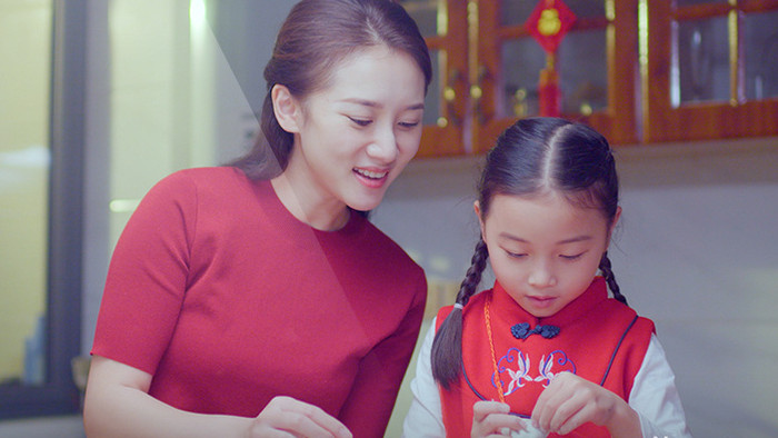 4k春节妈妈和女儿一起包饺子实拍
