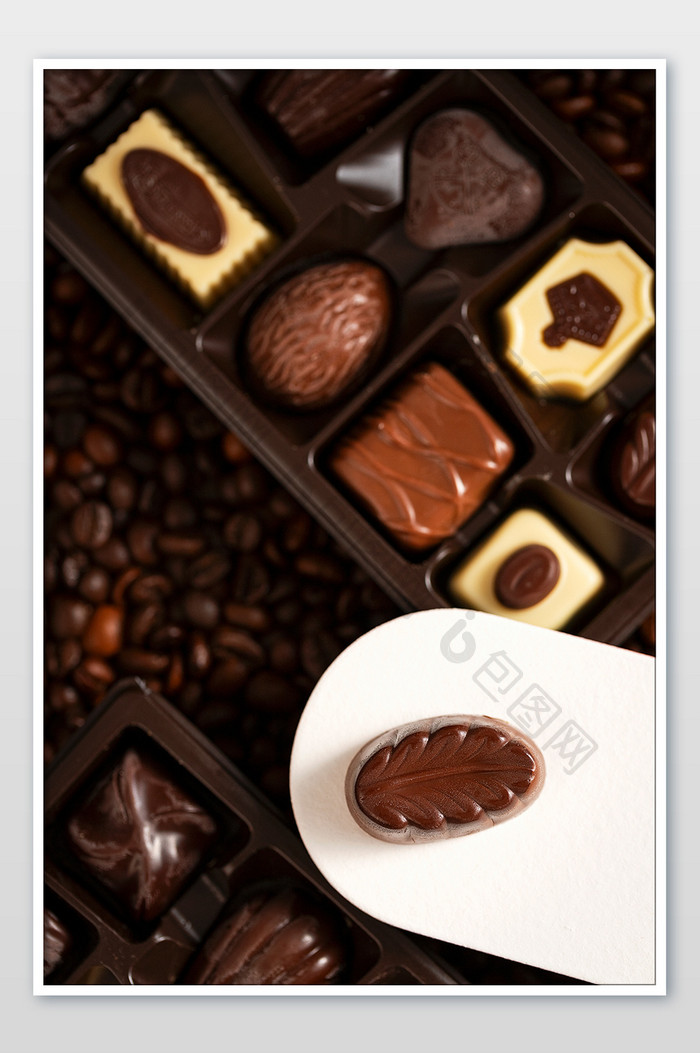 巧克力礼盒咖啡豆背景摄影图