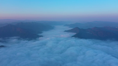 4K航拍宏伟大气峡谷云雾缭绕实拍视频