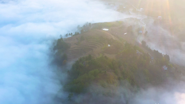 4K航拍宏伟大气云雾缭绕最美乡村实拍素材
