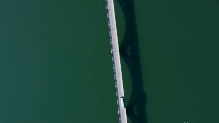 4K航拍桥面车流河面俯瞰实拍视频素材